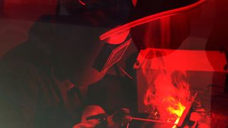 Die Schweißtische verfügen über eine Stahlblechauflage mit Schamottplatten für die Flachschweißung und ein Stabeisenrost für die Tiefenschweißung. Eine Zwangslagenschweißvorrichtung ist in allen Tischen integriert. (Bild: Kemper)