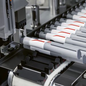 La serie X Pen si basa su un sistema di trasporto magnetico lineare (LMTS), progettato per l’assemblaggio finale di penne e autoiniettori con velocità comprese tra 40 e 160 ppm.(Fonte: IMA Group)