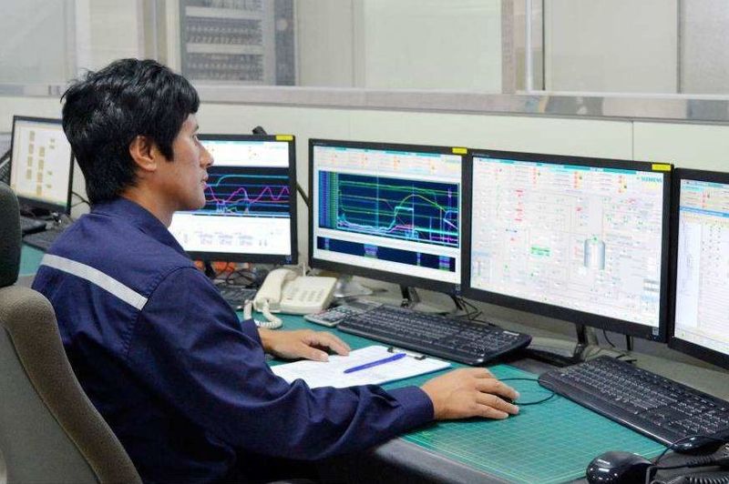 Ein Mitarbeiter überwacht die Produktionsprozesse im Kontrollraum der VAE-Anlage in Ulsan. Wacker stellt in Südkorea bereits VAE-Dispersionen der Marke Vinnapas für die Klebstoffindustrie her. (Bild: Wacker)