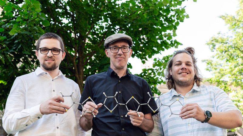 Peter Puschnig (Mitte) mit Doktorand Siegfried Kaidisch (l.) und Postdoc Christian Kern aus seiner Forschungsgruppe an der Uni Graz(Bild:  Uni Graz/Angele)