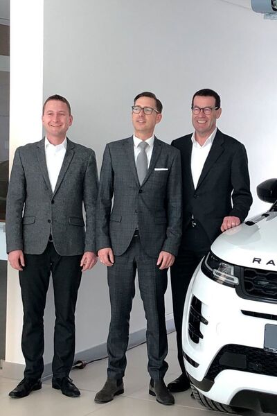  Benjamin Haas, Verkaufsleiter Premium Cars Rosenheim (li.), und Willi Bonke, Geschäftsführer Premium Cars Rosenheim (re.), mit Brian Fousse, Marketingleiter Jaguar Land Rover Deutschland. (Berendson)