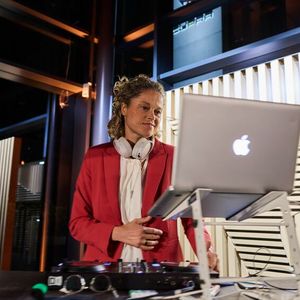 Cupra macht seine Showrooms zu Begegnungsstätten. Dementsprechend wurde ordentlich gefeiert.(Bild:  Seat Deutschland/Joris Felix)