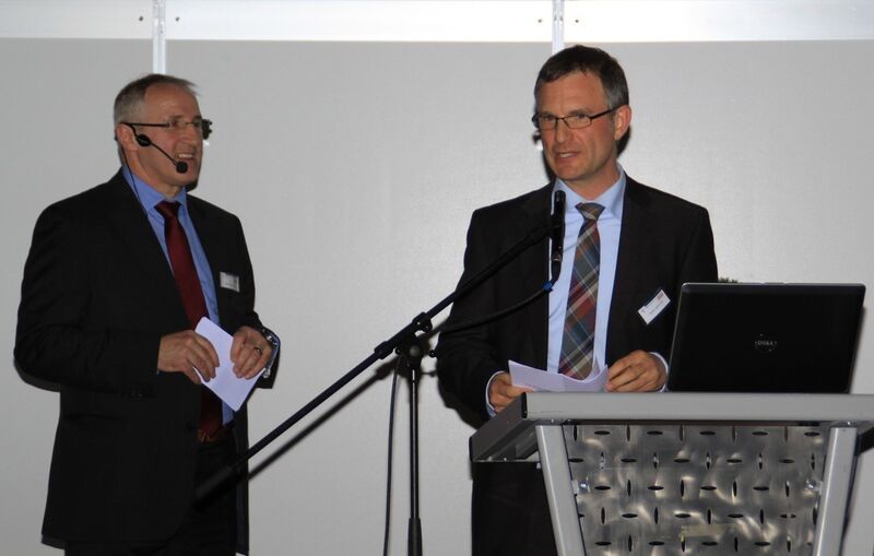 Publisher Gerd Kielburger (links) stellt unseren Leiter Online Frank Jablonski vor. (Bild: Ernhofer/PROCESS)