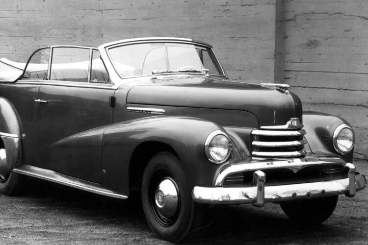 Ein solcher Vorläufer des Cascada war das 1953er Opel Kapitän Cabriolet. Es ist etwas länger als der Cascada von heute (über 4,70 Meter) und besticht mit glamourösem Design. Die Open-Air-Kapitän-Version baute der Darmstädter Karosseriebauer Autenrieth um. (Foto: Opel)