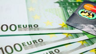 In der Automobilindustrie verdienen Abteilungsleiter und erfahrene Spezialisten im Durchschnitt knapp zwei bis drei Prozent weniger als in anderen Branchen. (Gemeinfrei)