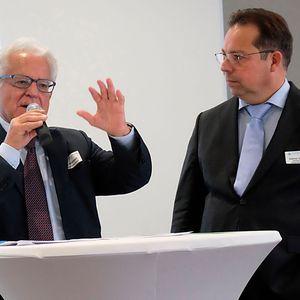 Eröffnungsfeier: (v. li.) Präsident Harry Brambach (Kfz-Gewerbe Baden-Württemberg) und Obermeister Dietmar Clysters (Kfz-Innung Rhein-Neckar-Odenwald).(Bild:  Zietz/»kfz-betrieb«)