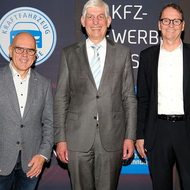 Die Spitze des hessischen Kfz-Gewerbes mit Präsident Michael Kraft (M.), Vizepräsident und Landesinnungsmeister Thorsten Krämer (l.) und Geschäftsführer Joachim Kuhn sind mit den ZVK-Beschlüssen nicht einverstanden.  (Bild: Zietz - VCG)