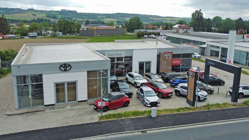 Motor Nützel ist in diesem Jahr mit Toyota gestartet. Die Marke soll den bisherigen Fokus auf den Volkswagen-Konzern erweitern und neue Kundengruppen ansprechen. Im Bild der Standort Himmelkron, wo Toyota die bisherige Skoda-Aktivitäten erweitert. (Bild: Motor Nützel)