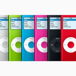 Der iPod nano (2. Generation), der am 25. September 2006 vorgestellt wurde, hatte ein extrem dünnes Design, ein helles Farbdisplay und eine Batterielaufzeit von bis zu 24 Stunden und steckte bis zu 2.000 Songs in die Taschen der Anwender. (Bild:  Apple)