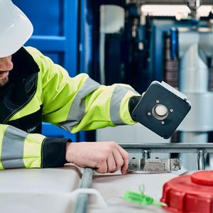 Ein neuer IIoT-Sensor von Endress+Hauser lässt sich innerhalb drei Minuten installieren.(Bild:  Endress+Hauser)