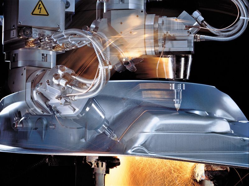 Blechschneiden mit einem 3D-CO2-Laser von Trumpf. Der Schneidkopf kann dem Verlauf der Blechkontur präzise und mit hoher Geschwindigkeit folgen. (Trumpf)