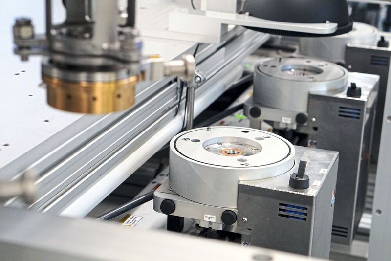 Bei Mach-Tech wird die Leistungs-, Netzwerk- und Luft/Vakuumversorgung direkt in die Förderwagen integriert. (Rockwell Automation)