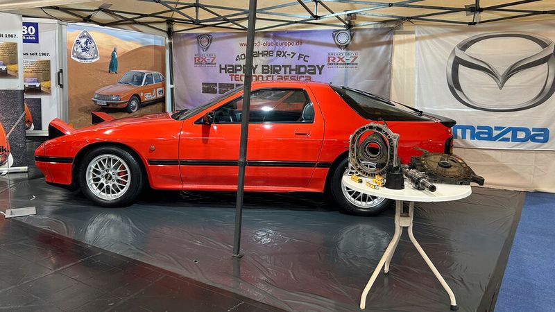 Mazda RX-7 einschließlich Wankelmotortechnik am Stand des RX-7-Europaclubs. (Bild: Diehl – VCG)