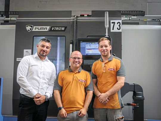 V. l. n. r.: Artur Greb, Gebietsverkaufsleiter von Wemco, Markus Hinsberg, Dirostahl-Fertigungsleiter, und Tyrone Kuhlmann, Meister der mechanischen Bearbeitung, blicken auf eine erfolgreiche Zusammenarbeit.(Bild:  Wemco, Isabell Krüger)
