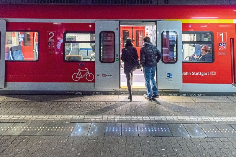 Basierend auf der Messung der aktuellen Zugauslastung zeigt die „leuchtende Bahnsteigkante“ der S-Bahn Stuttgart und Suit die günstigste Warteposition für Fahrgäste an – für eine bessere Zugabfertigung. (Andreas Varnhorn / S-Bahn Stutgart)