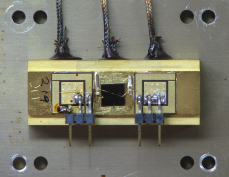 Eine Probe des Materials (in der Mitte) auf einem Kupferkühlkörper (GeorgiaTech)