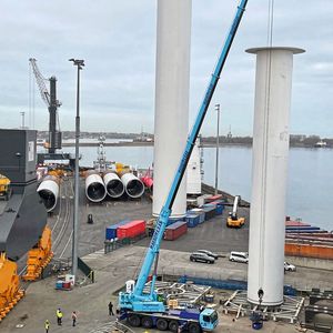 Um das Rotorsail für seine Aufgabe fertigzustellen, wird landseitig ein Testfundament aus vorgefertigten Stahlstreben verschraubt.(Bild:  Hytorc)