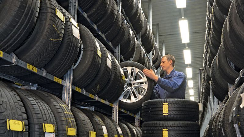 Große und wuchtige Reifen wiegen gut und gerne mal über 25 Kilogramm. Für die Mitarbeiter im Räderlager bedeutet das oft Schwerstarbeit. Mit dem richtigen System lässt sich der Kraftaufwand aber deutlich reduzieren.(Bild:  SAL GmbH)