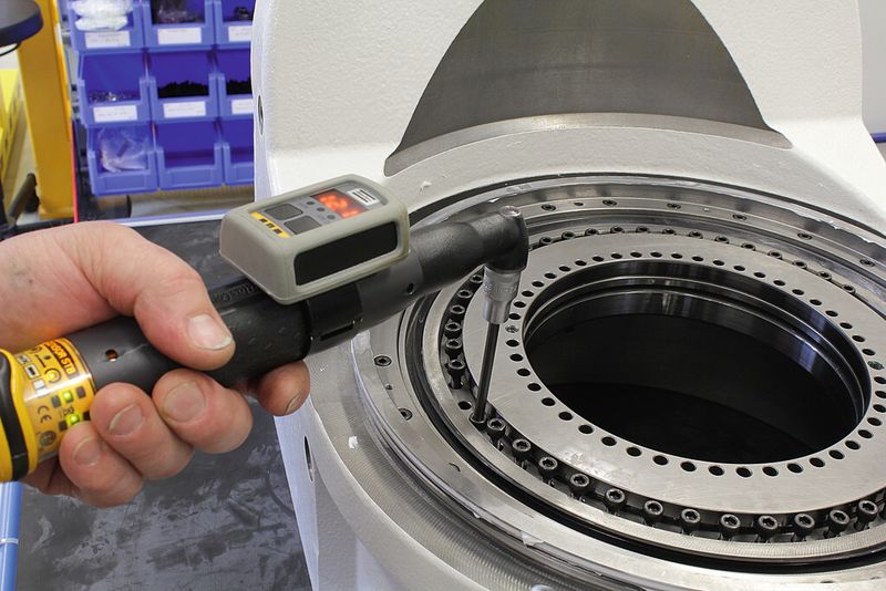 Bild 1: Der Drehtisch der Fräsmaschine HPM 450 U hat etwa 540 Schrauben. Hier wird der äußere Ring des C-Achsen-Lagers montiert, das mit 44 Schrauben im Gehäuse fixiert wird. (Bild: Atlas Copco Tools)