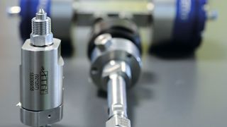 100% Swiss made aus Stans: Fertig montierte Hochdruckkomponenten für die Wasserstrahltechnik, mit denen die Allfi AG ihre Kunden weltweit beliefert.  Jedes Bauteil erhält eine ID zur sicheren Rückverfolgung.  (Bild: Matthias Böhm)