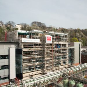 Richtfest für ein neues fünfstöckiges Laborgebäude im April 2014 im Werk an der Wupper. Mit dem neuen Gebäude werden die Laboraktivitäten der globalen chemischen und pharmazeutischen Entwicklung in Deutschland zusammengefasst. Die enge Verzahnung von Forschung, Entwicklung und Produktion am Bayer HealthCare Standort Wuppertal wird dadurch noch weiter gestärkt.