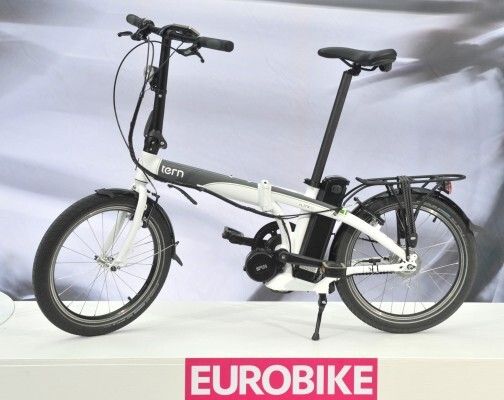 Neuheiten Eurobike 2014: Elektro Faltrad/Pedelec Tern eLink – E-Mobilität zum Falten Das neue Modell im modernen Look überzeugt durch seine Vielseitigkeit, kann sowohl beim täglichen Pendeln aber auch und vor allem in der Freizeit und im Urlaub auf kurzen und mittleren Strecken eingesetzt werden. Beim Antrieb setzt Tern auf den etablierten 250 Watt starken BAFANG Mittelmotor mit vier Unterstützungsstufen. Die 36 Volt Li-Ion Batterie mit 374 Wattstunden ermöglicht eine Reichweite bis zu 50 Kilometer und ist somit für kürzere und mittlere Freizeittouren sowie die Fahrt zur Arbeit oder zum Shoppen ideal. Komplett mit Schutzblechen, Gepäckträger und Beleuchtung ausgestattet, wird es mit einer Shimano 8-Gang Nexus Freilaufnabe geschaltet. Das Gewicht liegt bei rund 21 kg. (Bild: EUROBIKE Friedrichshafen)