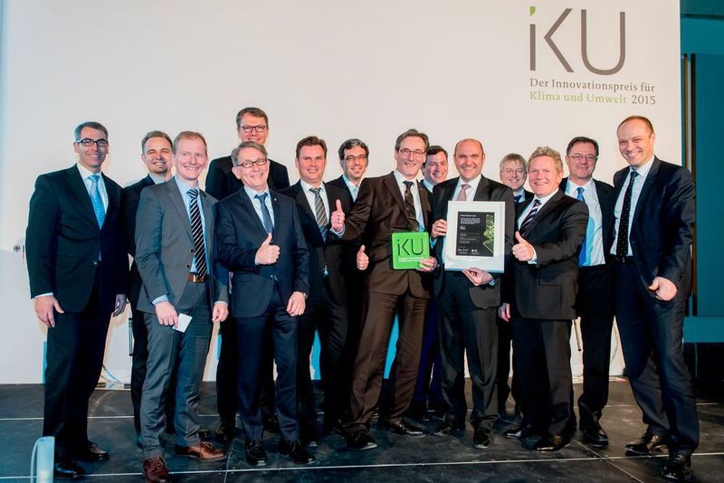 Mathias Noe vom KIT (1. v.r.) und die weiteren AmpaCity-Partner bei der Übergabe des Innovationspreis für Klima und Umwelt. (Bild: IKU)