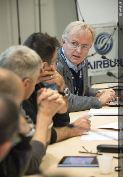 Airbus senior flight test engineer Manfred Birnfeld beim Briefing des Teams für den Testflug (Airbus)