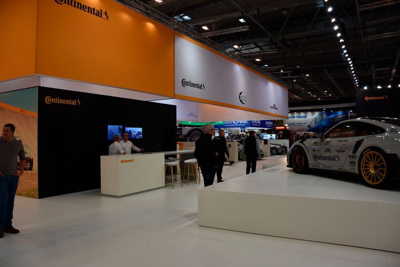 Continental präsentiert sich in Essen gemeinsam mit den Tunern ABT Sportsline, AC Schnitzer, Brabus, Startech, Sportservice Lorinser sowie Techart Automobildesign. (Simon / »kfz-betrieb«)