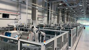Acht vollautomatische Produktionskreissägen längen stangenförmige Halbzeuge bis 180 Millimeter Durchmesser bei SEW-Eurodrive in der Smart Factory Halle Nord bei Karlsruhe auf Sollmaß ab. Die Versorgung geschieht über Kasto-Systeme. (Bild: Kasto)