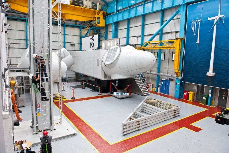 Für das Training der Service-Techniker zum Einsatz auf See verfügt Siemens weltweit über vier Training-Center: in Dänemark, Deutschland, Großbritannien und den USA. Alle  Standorte sind von der Gobal Wind Organisation (GWO) für ihr Offshore-Sicherheitstraining zertifiziert worden. Dort befinden sich jeweils Windturbinen-Komponenten in Originalgröße, ein Turm zum Hochklettern, Schulungsräume und andere Ausrüstung. (Bild: Siemens)
