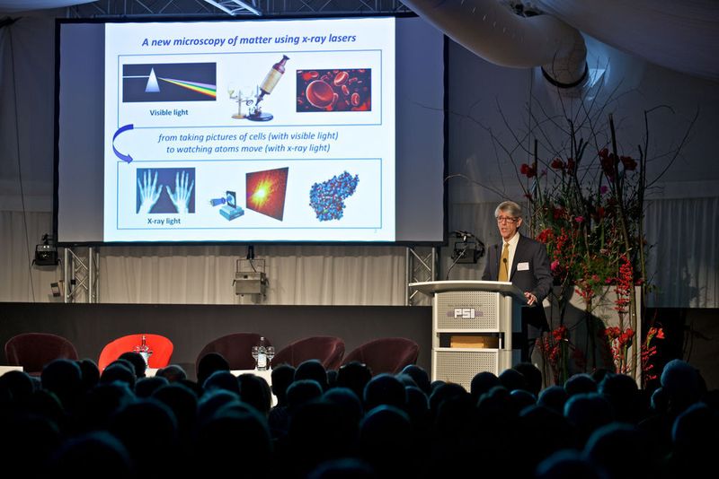 Roger Falcone, UC Berkeley, beleuchtet die Rolle, die der SwissFEL für die internationale Forschung spielen wird. (Paul Scherrer Institut)