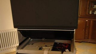 Rückseite eines Wahlcomputers mit Papier-Ausdruck. (Chaos Computer Club)