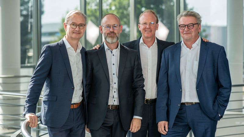 Lars Otte (zweiter von links) verstärkt die Führungsebene von Schnellecke Logistics um Klaus van Marwyk (CFO), Nikolaus Külps (CEO) und Andreas Wagner (COO) (v.l.n.r). (Bild: Schnellecke Logistics SE)