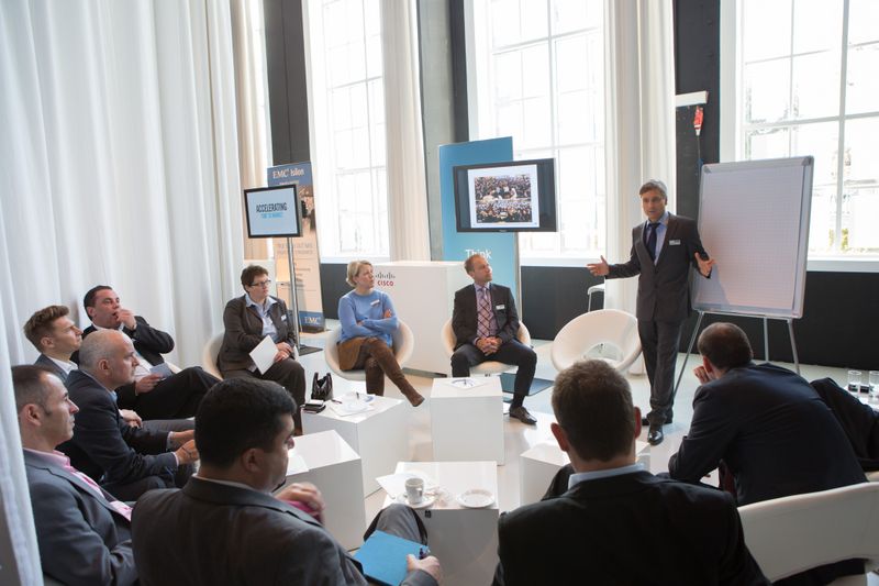 In wechselnden Gesprächsrunden informierte das Tech-Data-Management, im Bild Vertriebschef Marc Müller, über aktuelle Entwicklungen. (AlexSchelbert.de)