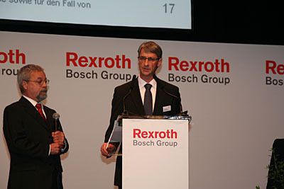 Klaus Kirschner, Technischer Werkleiter und Hubert Müller, kaufmännischer Werkleiter in Nürnberg erzählen wissenswertes über das neue Werk. (Archiv: Vogel Business Media)