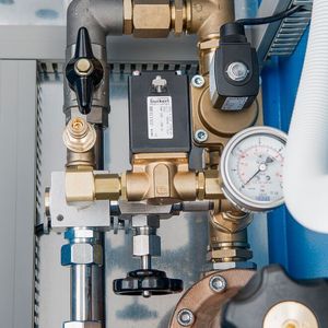 Eine Kombination aus Steuergerät und Magnetventilen regelt den Überdruck im Ex p Gehäuse. Klassische Anwendungsfelder sind Chemie, Petrochemie und Pharmazie. 