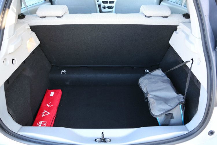 Das Kofferraumvolumen des Fünftürers beträgt 338 Liter, top im Segment der kompakten Kleinwagen. Durch Umklappen der Rückbank lässt sich das Fassungsvermögen auf 1.225 Liter vergrößern. (Foto: Renault)