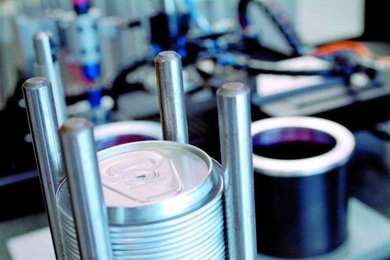 Der tropfdichte Deckelverschluss wird getestet. Bild: Ball Packaging Europe (Archiv: Vogel Business Media)