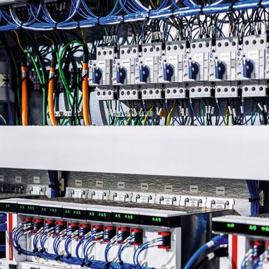 Durch den Einsatz der Servoverstärker AX8000 mit dem Schnellverbindungssystem AX-Bridge zum schnellen Durchkontaktieren der Zwischenkreise konnte Joseph Machine den Verdrahtungsaufwand und die Anzahl der benötigten Sicherungen deutlich reduzieren. (Bild: Beckhoff Automation)