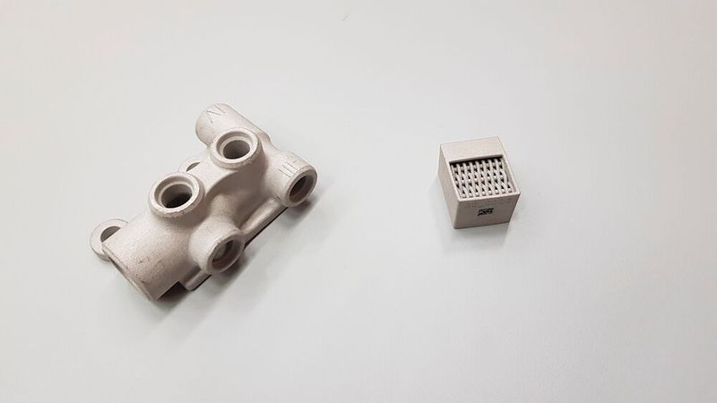 GKN produziert mit der Metal Jet Technologie von HP z.B. Kraftstoffventile Ventile für die  Landmaschinen von John Deere (links) und Spezialfilter für Schneider Electric (rechts) – alles in Serie. (Bild: D.Quitter / VCG)