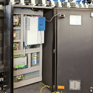 Bild 2: In jedem Schaltschrank sitzen ein ICU-Achsrechner von Unican (unten links) sowie ein Frequenzumrichter des Typs SK 535E von Nord Drivesystems (oben rechts). 