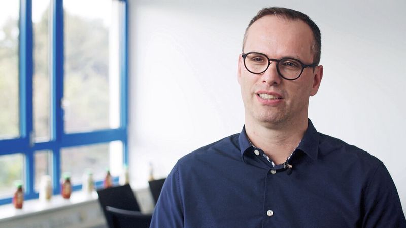 Rico Retzke, Technischer Leiter bei Jütro, ist von der korrosionsbeständigen, gut zu reinigenden Oberflächenbeschichtung nsd tupH überzeugt. (Bild: Nord Drivesystems)
