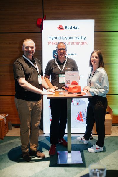 Red Hat am Ausstellerstand, vertreten von (v. l.) Yuri Titov, Dirk-Jan Bösinger und Stefanie Gross. (Bild: Vogel IT-Medien GmbH)