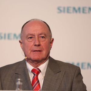  "Mit den von Siemens angebotenen Software-Tools, Kommunikationslösungen, Sicherheitskonzepten und -lösungen sowie einer offenen Plattform für datenbasierte Services können produzierende Unternehmen bereits heute in zukunftsfähige Automatisierungslösungen zur schrittweisen Realisierung von Industrie 4.0-Lösungen investieren", so Huber. "Durch die Digitalisierung haben sie die Möglichkeit, ihre Wertschöpfungsprozesse enorm zu beschleunigen und damit ihre Produkte deutlich schneller und effizienter zu entwickeln, zu produzieren und auf den Markt zu bringen."(Siemens)