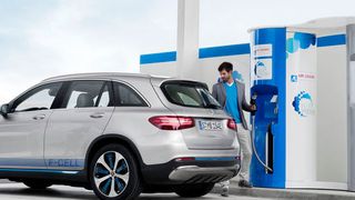 Großer Vorteil von Wasserstoff ist die schnelle Betankung. Doch damit die Ökobilanz stimmt, müsste der Wasserstoff regenerativ gewonnen werden. (Bild: Daimler)