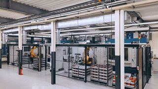 Kompakt und bis ins Detail durchdacht: Zwei hochproduktive Automationslösungen für die Serienfertigung. Doppelspindlige Komplettbearbeitung von Hydraulikblöcken mit 72 Stunden Autonomie – gemeinsam ganz individuell gelöst. (Bild: Helfina AG)