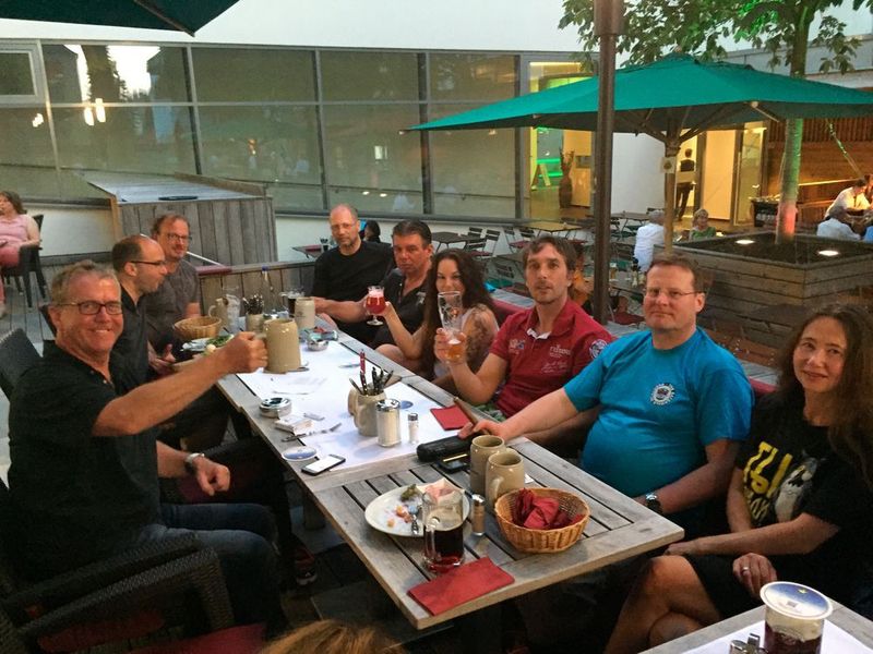 Bitrider stärken sich für die morgigen 332 km – Frank Pieper (netextend), Martin Schilling (DER Cousin), Ludwig Leinzinger und Volker Denkhaus (beide Toolhaus), Frank und Katy Rühlicke (Aquado), Johan van den Boogaart, Helmut und Olga Heptner. (IT-BUSINESS)