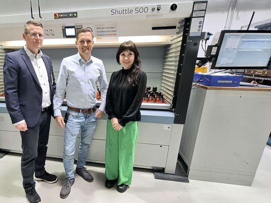V. l. n. r.: Peter Schrumpf (Area-Manager, Coscom), Matthias Heydorn (Leiter Costing & CAD/CAM, Deloro Wear Solutions) und Fumi Machida (Marketingmanagerin, Coscom) vor dem Lagersystem «Kardex Shuttle 500», das in die Software-Lösung «ToolDIRECTOR VM» integriert ist.(Bild:  Coscom)