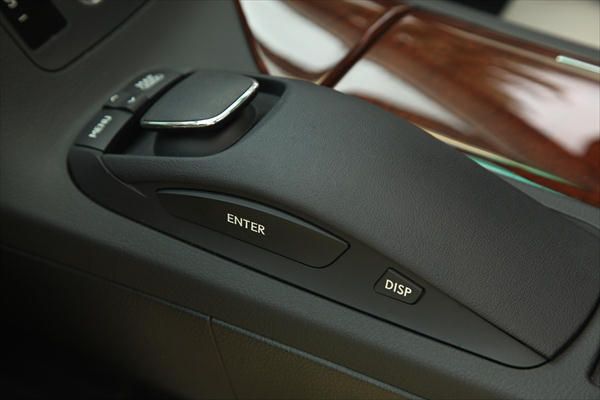 Das „Remote Touch“-Bediensystem ersetzt in den höheren Ausstattungslinien des RX den Touch-Screen. (Archiv: Vogel Business Media)